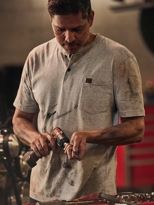 ropa mx Wrangler hombres Henley de manga corta para trabajo Riggs brezo ceniza (3w760ah) 62D6657