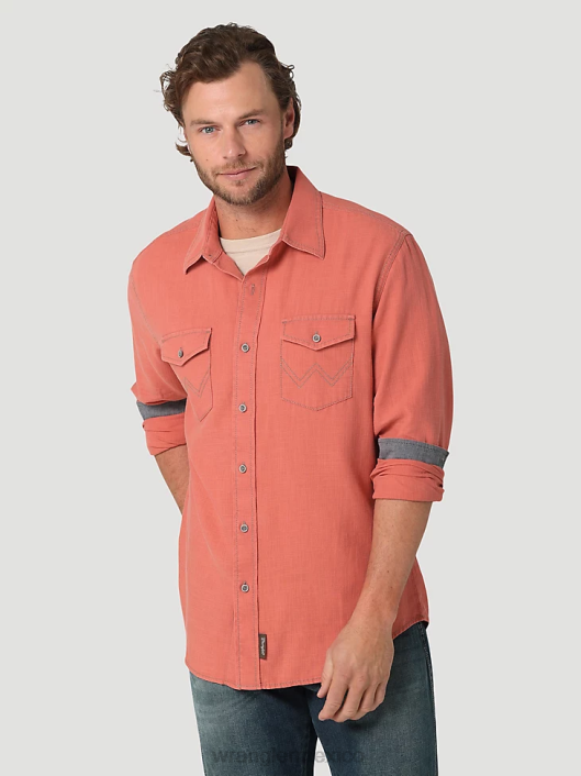 ropa mx Wrangler hombres camisa retro premium de manga larga con botones y color sólido rojo salmón (112324852) 62D6303